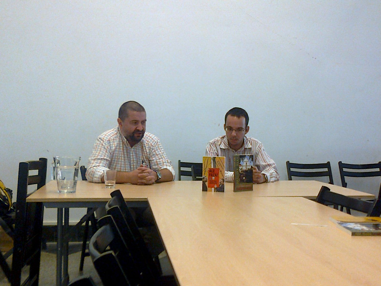 Od lewej: Adam Maniura i prowadzący spotkanie Sławomir Krempa