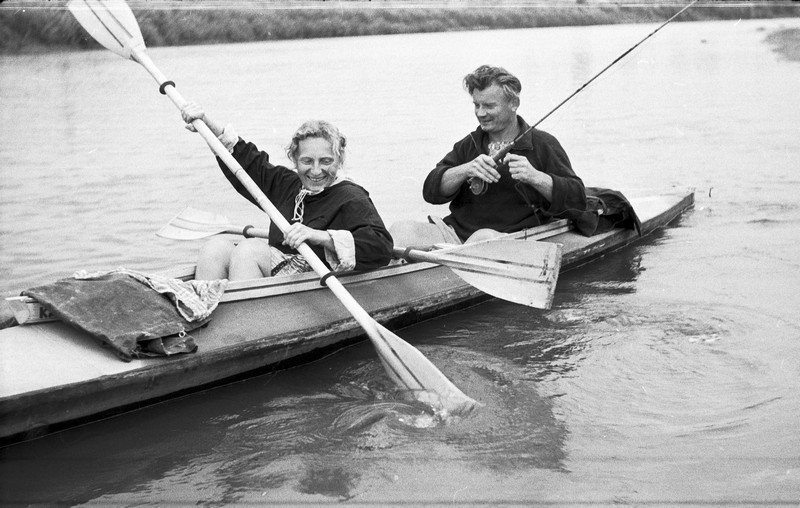 Hanna i Kazimierz Wejchertowie w czasie wyprawy kajakowej na Sanie, 1961 rok.
