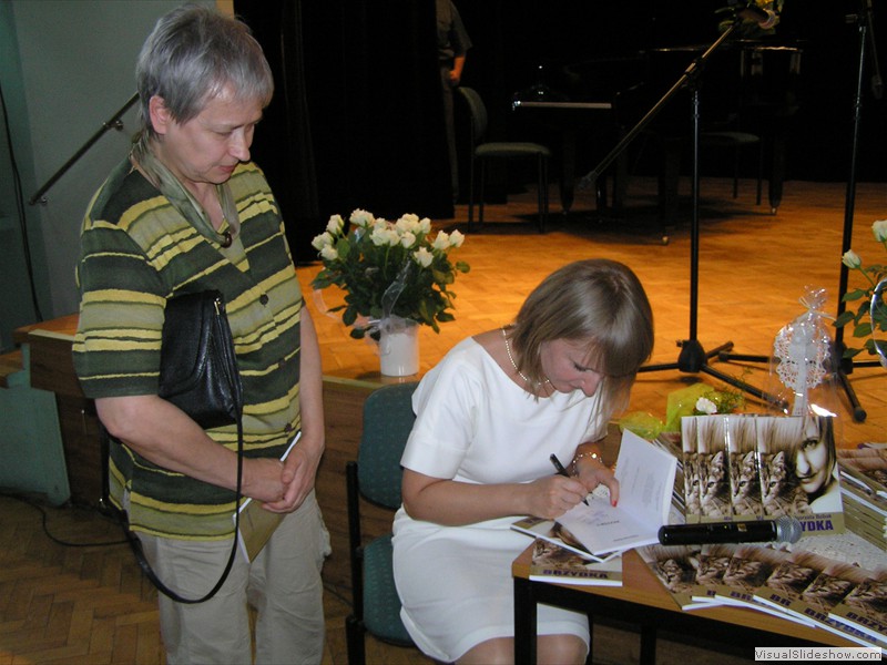 Poetka Małgorzata Bobak podpisuje swoje tomiki