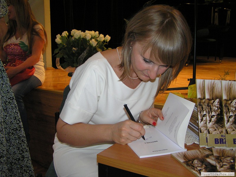 Poetka Małgorzata Bobak podpisuje swoje tomiki