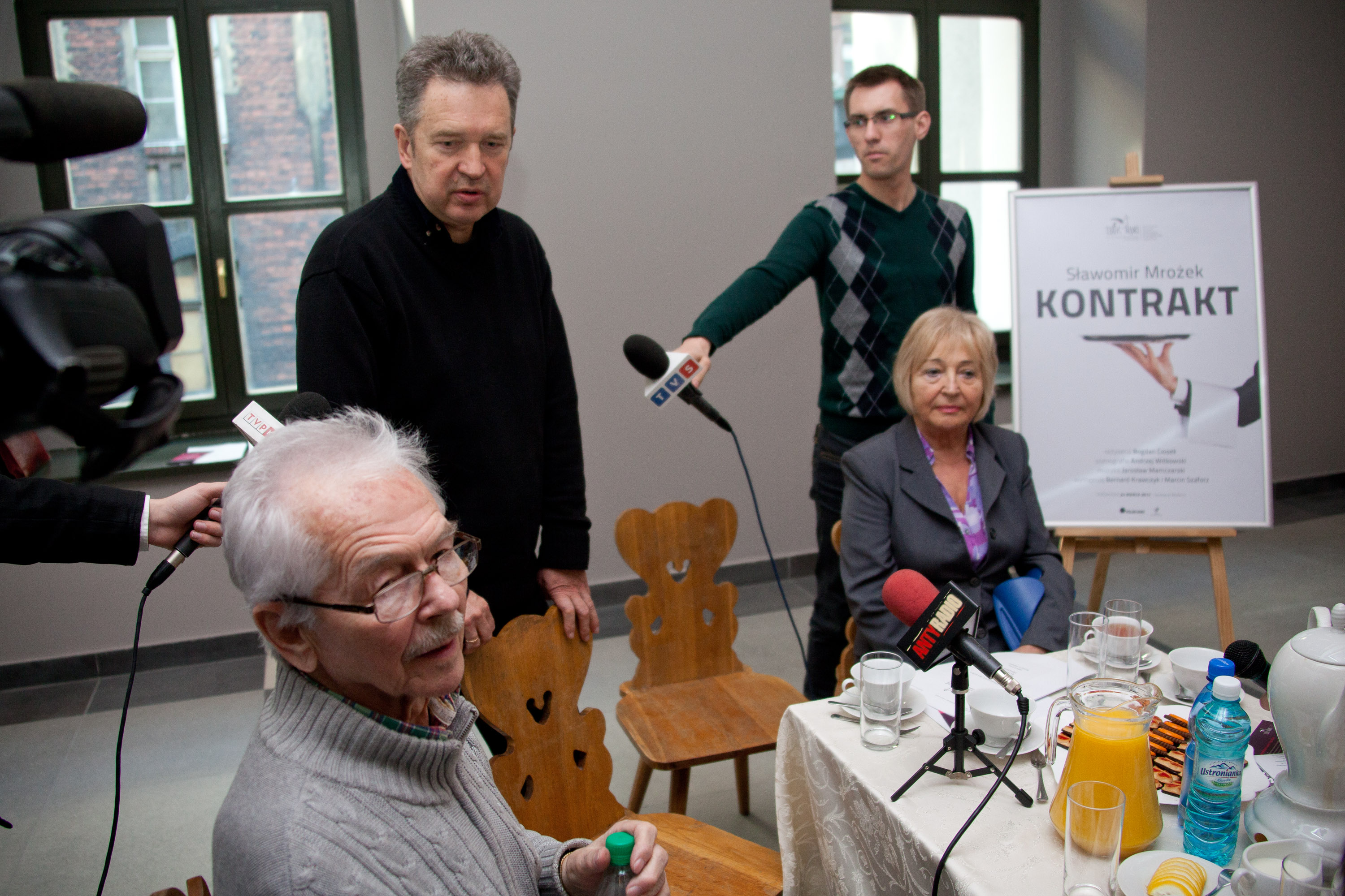 Od lewej: Bernard Krawczyk, Bogdan Ciosek, dziennikarz TVS i Krystyna Szaraniec