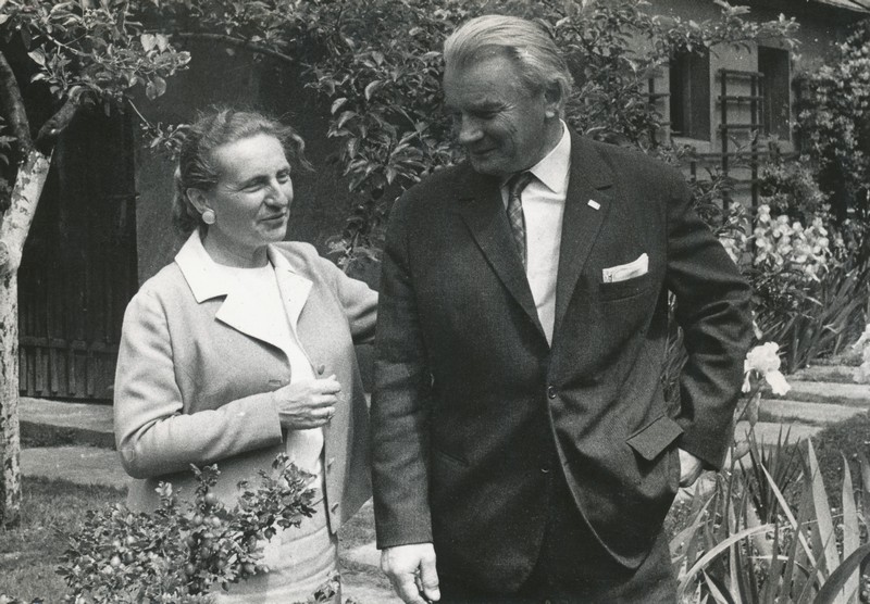 Hanna i Kazimierz Wejchertowie w ogrodzie swego domu przy ul. Norwida w Tychach około 1975r.