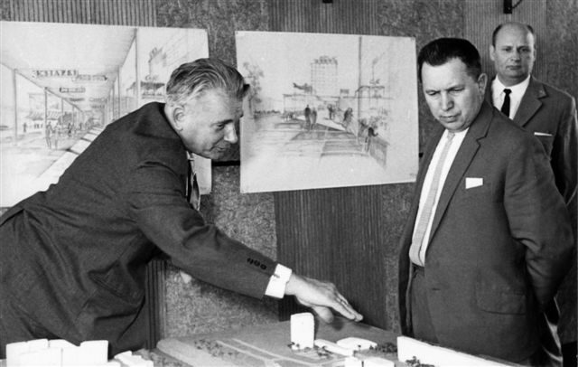 Kazimierz Wejchert(z lewej) nad makietą miasta, rok około 1965
